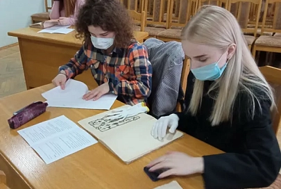 В Славянской библиотеке студентам доверили раритетные печатные издания